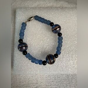 💙Handmade Blue Glass beaded bracelet with silver screw clasp 🩵